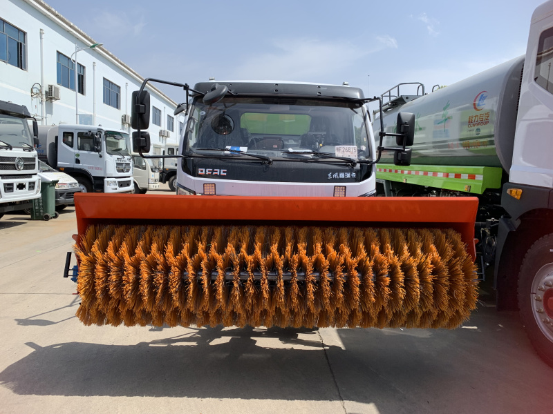 ����������ϴɨ��ǰ�ü�װ2.5�׳�ѩ��